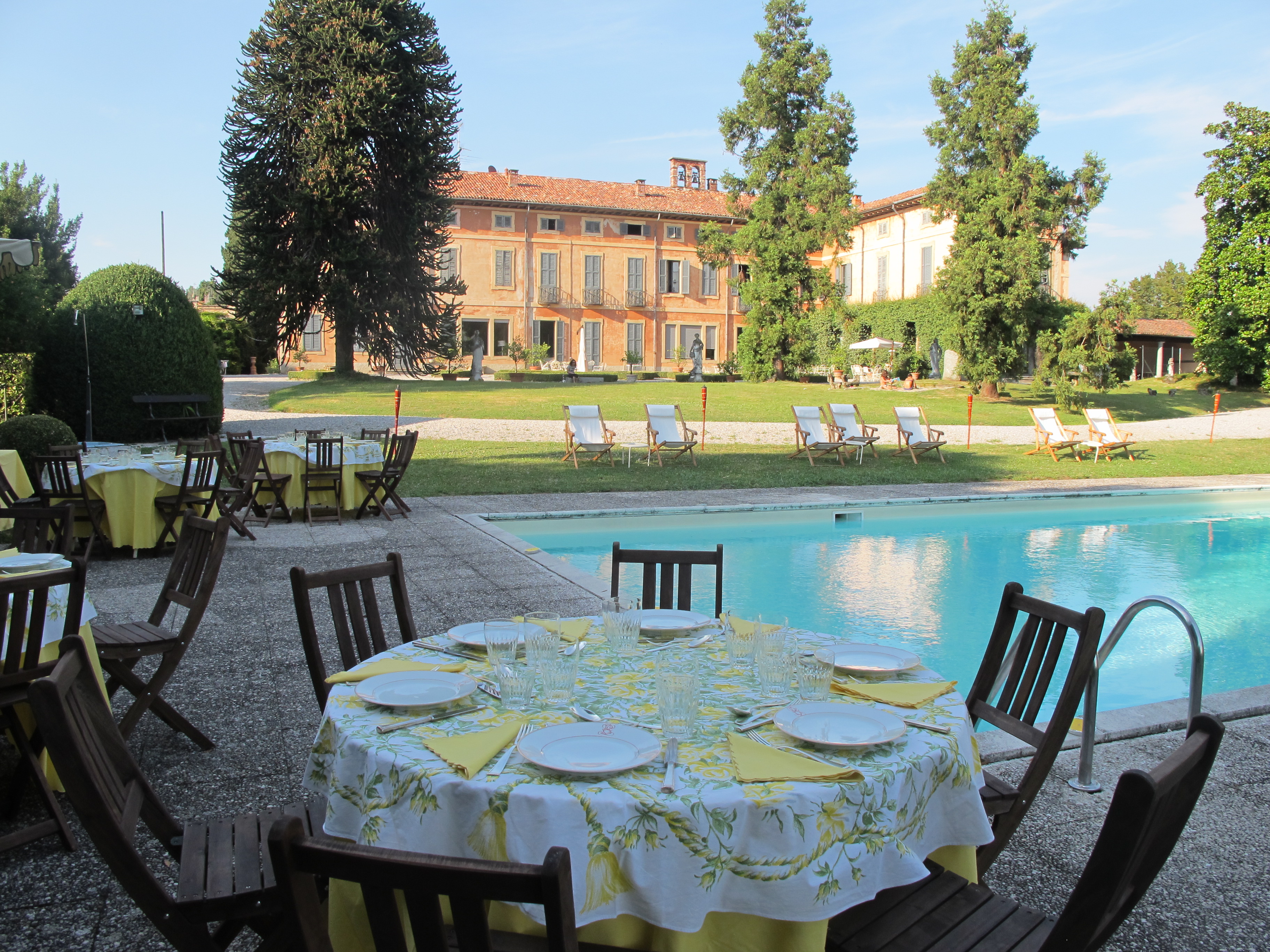 Cena in piscina al tramonto a Villa Besana